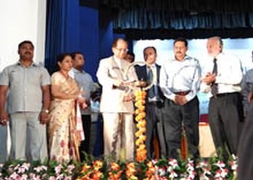 Mr Tarun Gogoi, Chief Minister of Assam inaugurating the event. Also seen in the photo is Dr S Ayyappan, secretary, DARE and director general, ICAR