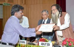 Prof Abhijit Sen (right side), member, Planning Commission gave away certificates to entreprenuers! 