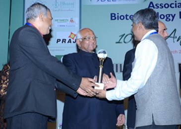 Mr Pradeep Gupta, chairman, CyberMedia, and Mr Narayanan Suresh, group editor, BioSpectrum recieving the award from Mr Sharad Pawar, Minister of Agriculture and Cooperation