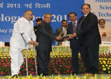 The President, Mr Pranab Mukherjee presenting the National Award for 2013 to Biovet, Karnataka for successful commercial production of Bluetongue pentavalent vaccine and Johne's disease vaccine, at the Technology Day 2013 celebration, in New Delhi on Ma