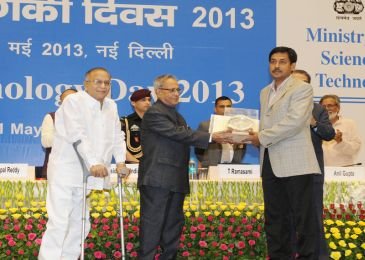 The President, Mr Pranab Mukherjee presenting the Biotech Product and Process Development and Commercialization Award 2013 to Dr Samit Kumar Nandi from West Bengal University of Animal and Fishery Sciences, at the Technology Day 2013 celebrations, in New 