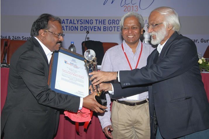 Dr M Kuppusamy, MD and  CSO, Tergene Biotech receiving the DBT - BIRAC Innovator Award 2013 from Dr G. Padmanaban, INSA Senior Scientist, Senior Science and Innovation advisor, Department of Biotechnology (DBT), Govt. of India and Dr K Vijayraghavan, secr