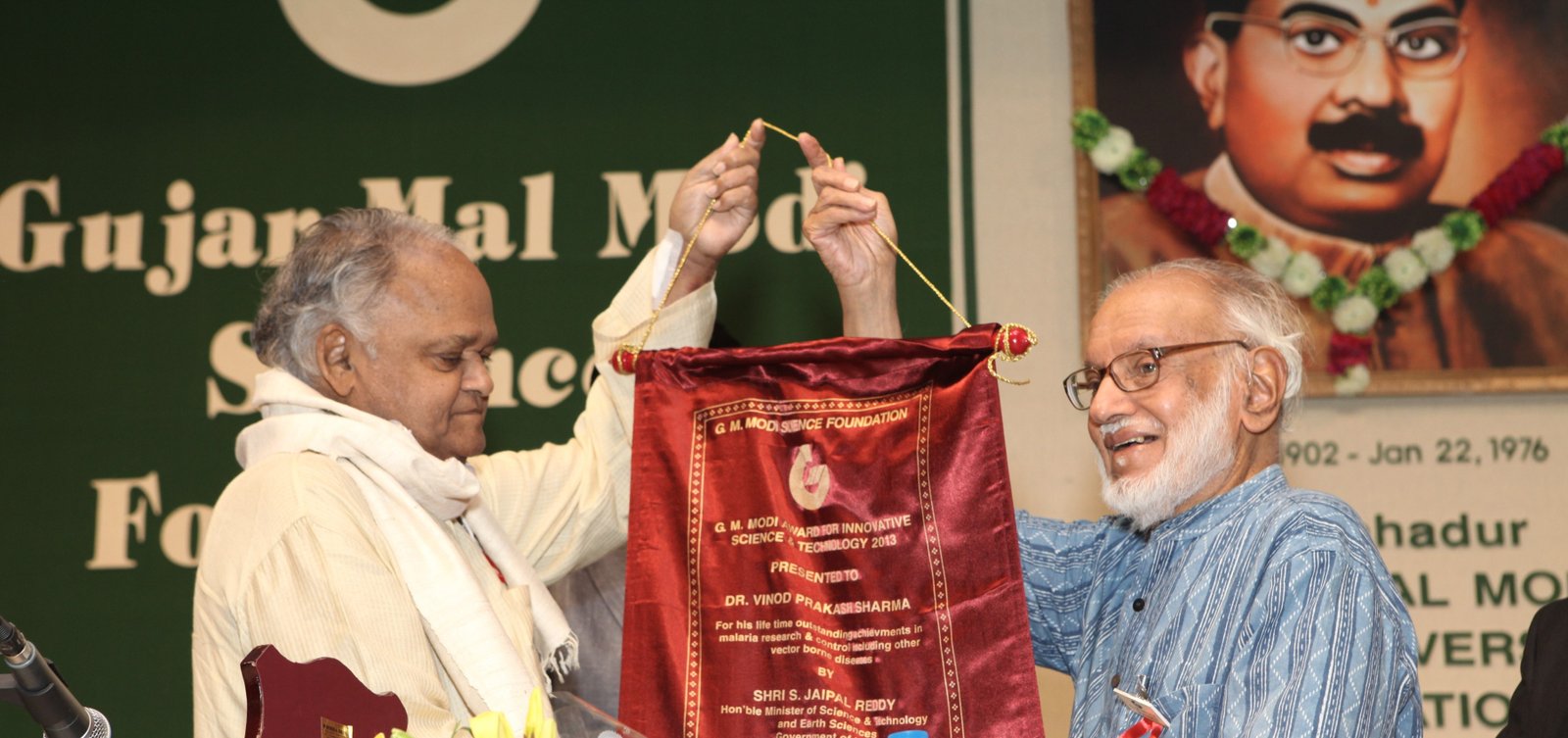 Dr Vinod Prakash Sharma receiving Gujar Mal Modi Award for Innovative Science & Technology 2013 from Prof G K Menon, former chairman, ISRO.