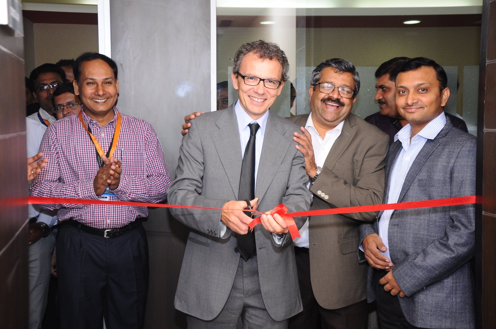 Ribbon Cutting Ceremony: Mr Luca Geretto, EMEAI Service Sales Manager along with Dr Sivakumar Pasupathi , Country Manager LSCA India.