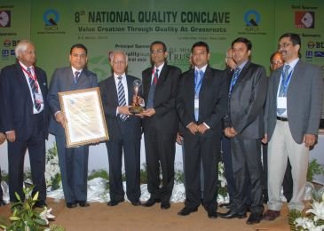 Mr Gautam Khanna, executive director, healthcare business, 3M India receiving the QCI - DL Shah Award from Mr Arun Maira, chairman, QCI and member, Planning Commission 