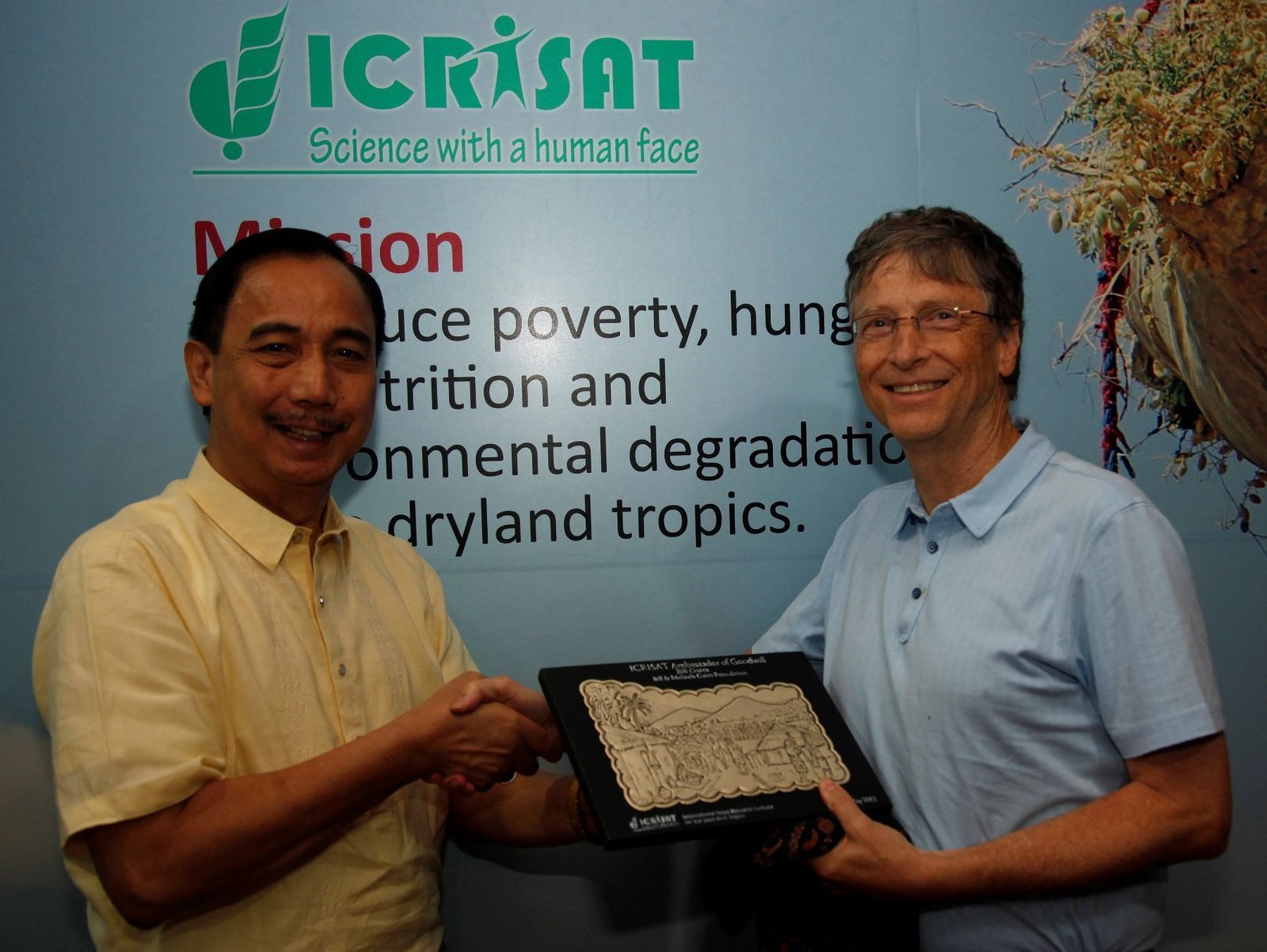 Bill Gates receiving the ICRISAT Ambassador of Goodwill plaque from Dr William Dar, ICRISAT director general (Photo credit: Prashant Panjiar