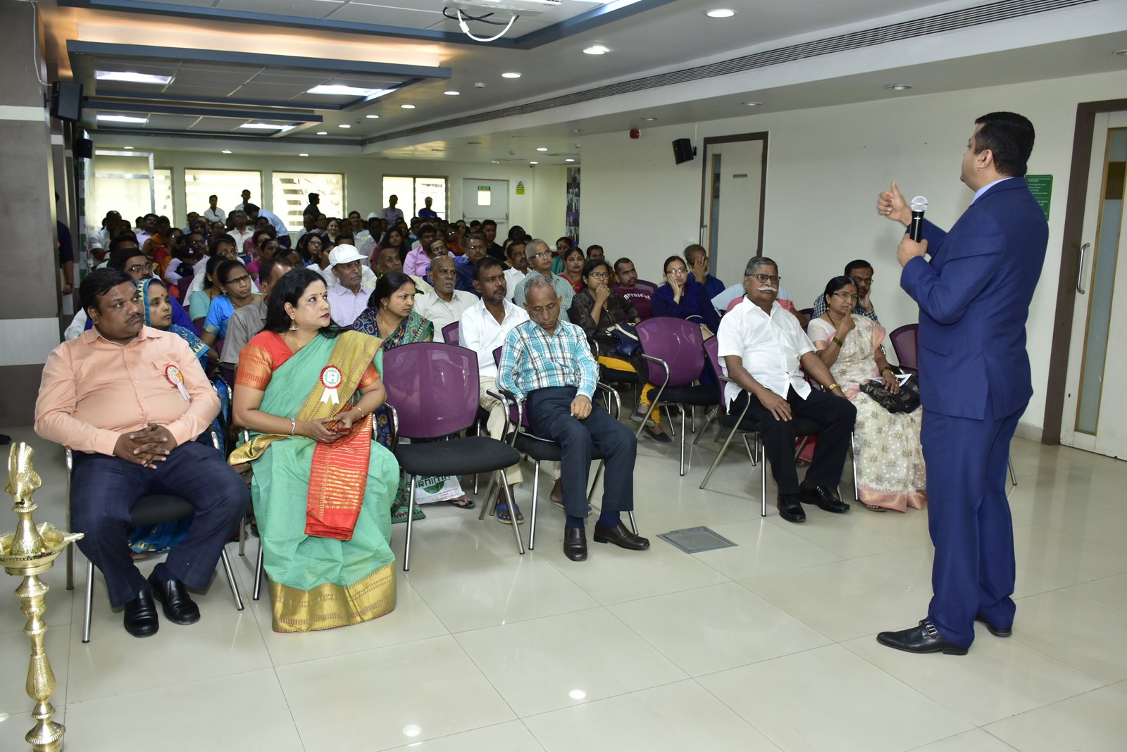 Dr Haresh Dodeja, Consultant Nephrologist addressing the audience on Kidney health, Kidney Transplants, its advantages and processes at the Kidney Care seminar organized at Fortis Hospital, Mulund in observance of World Kidney Day 2019
