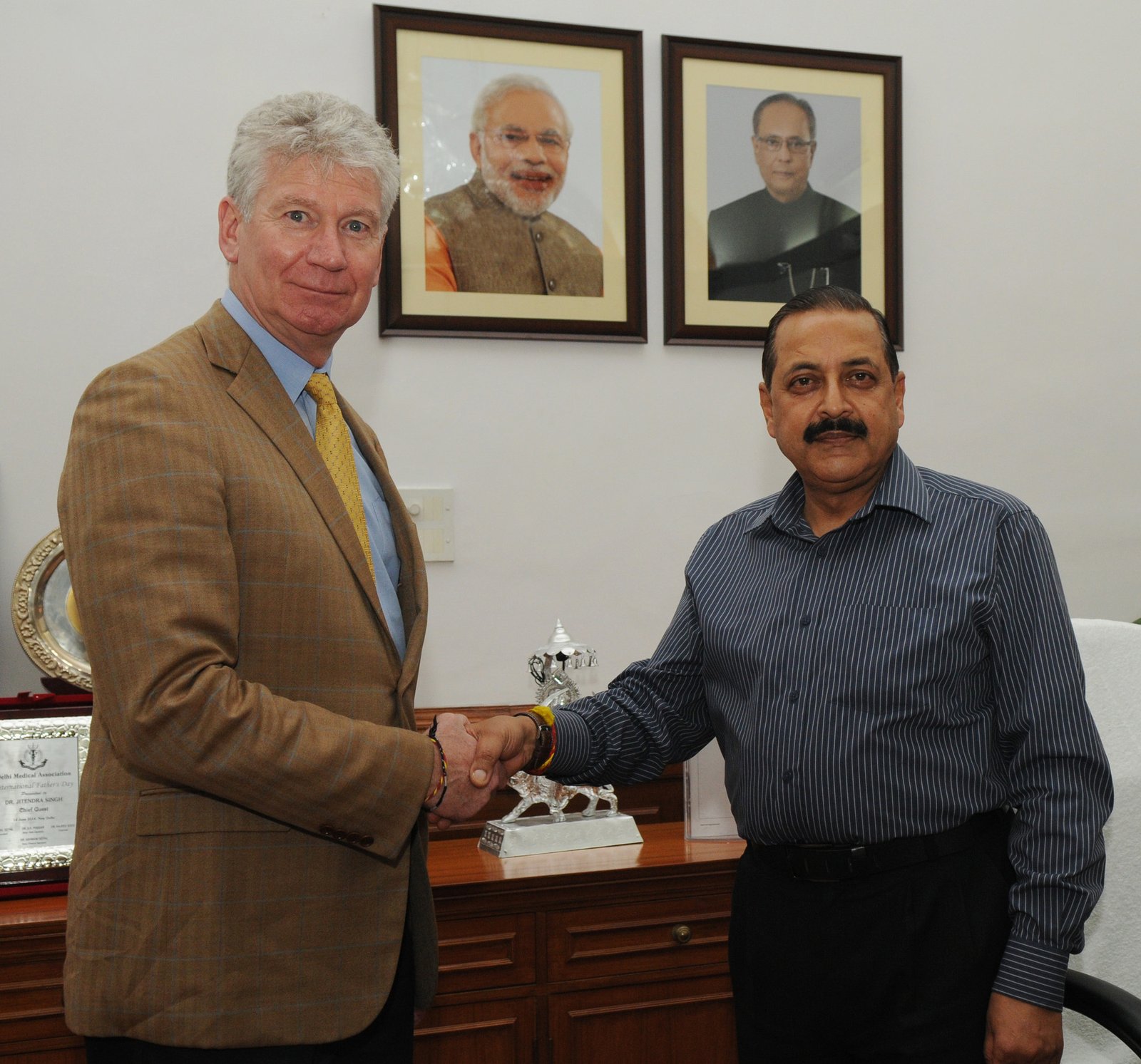 Boosting partnership in science and technology: (R-L) Dr Jitendra Singh, minister of science and technology (independent charge) with the high commissioner of Canada, Mr Stewart Beck .
