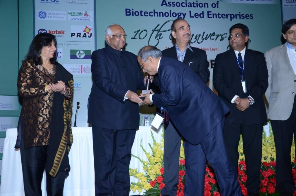 Mr.Sharad Pawar, Union Agriculture Minister presents the ABLE award to Mahyco