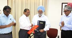 (L-R) Dr Bir Pal Singh, director, CPRI Shimla and Dr B S Dhillon, vice chancellor, PAU Ludhiana exchanging the agreement copies post signing ceremony