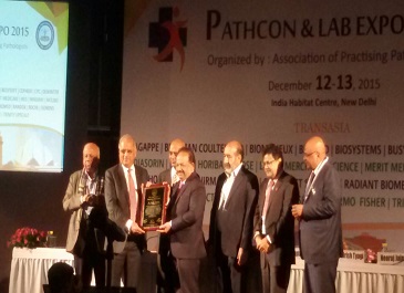 Mr Vazirani receiving the award from Dr Vardhan