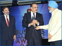 Mr. Shyam S Bhartia, chairman and managing director, Jubilant Life Sciences receivng the award from Dr. Montek Singh Ahluwalia, deputy chairman, Planning Commission, government of India.