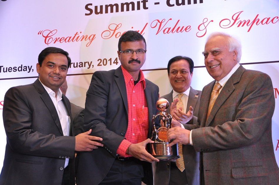 Mr Harish Pillai, CEO Indus Health Plus receiving the award from Mr Kapil Sibal, Communication Minister