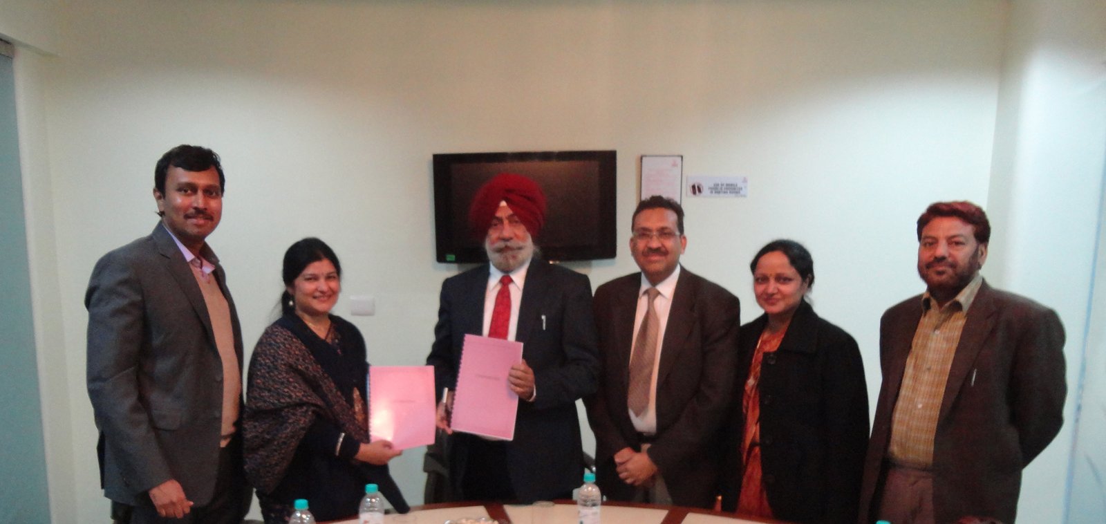  Dr Manu Chaudhary (second from left), Director, Research, Venus Medicine Research Centre, with Baba Farid University of Health Sciences Vice Chancellor Dr SS Gill (third from left) after signing the MoU.