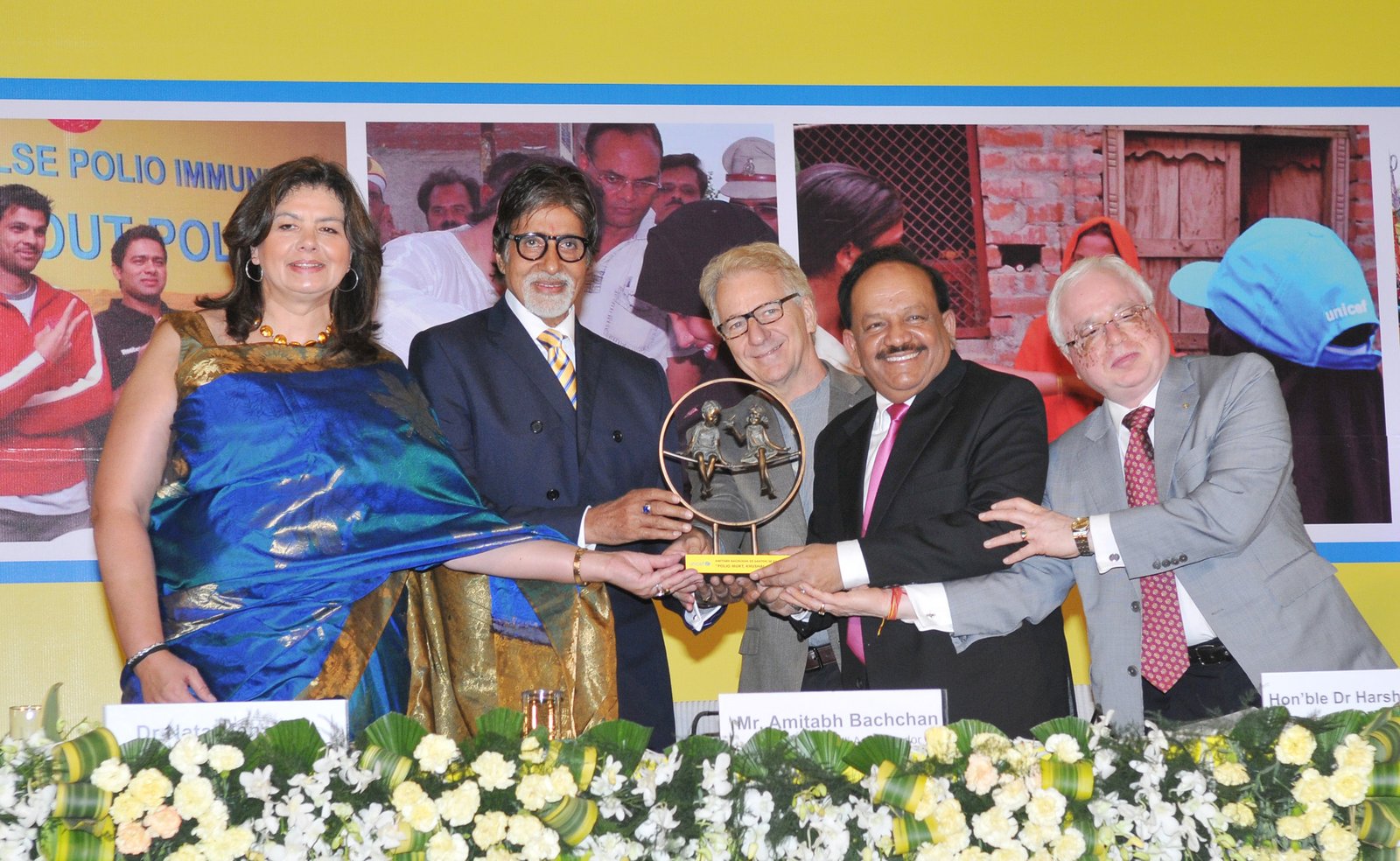 The Union Minister for Health and Family Welfare, Dr Harsh Vardhan and the UNICEF representative for India, Mr Louis-Georges Arsenault presented the memento of appreciation to the Goodwill Ambassador, UNICEF, Shri Amitabh Bachchan