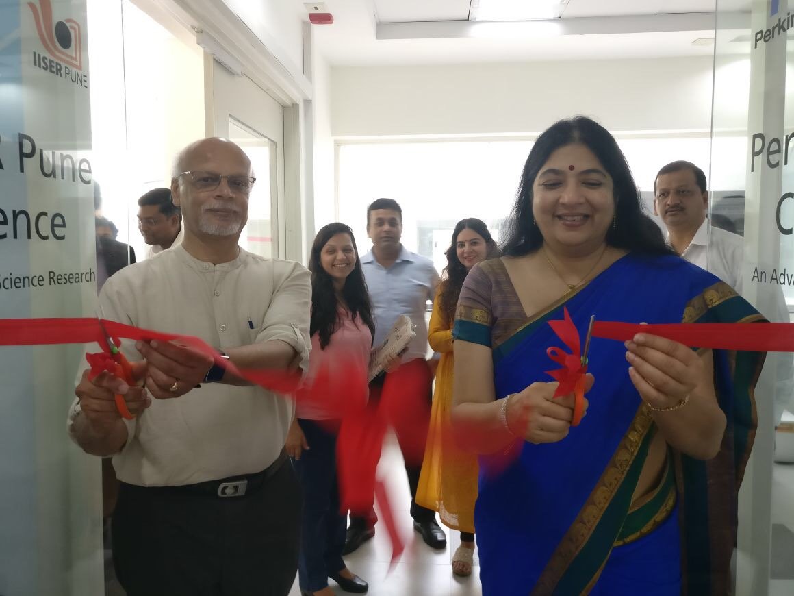 Prof. KN Ganesh and Ms. Jayashree Thacker cutting the ribbon to inaugurate the COE