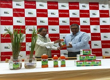 (R-L) Mr Vikram Puri, VP, Mahindra Agri Business and Dr Shrikumar Suryanarayan, chairman, Sea6 Energy with the Crop-Nutrition product Jingo 
